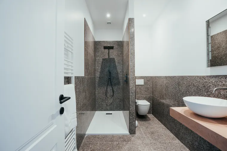 Chambre Prestige — salle de bain en granito avec grande douche à l'italienne