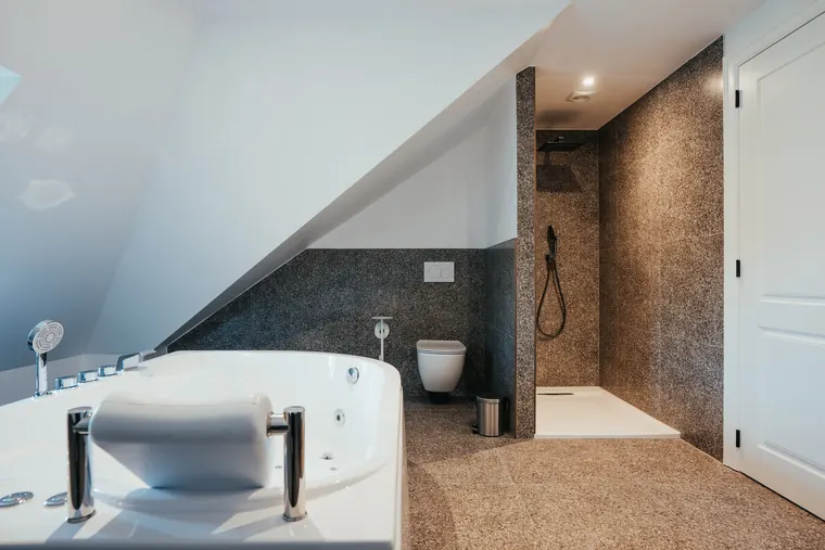 Suite Elite — salle de bain sous pente : baignoire balnéo et douche à l'italienne