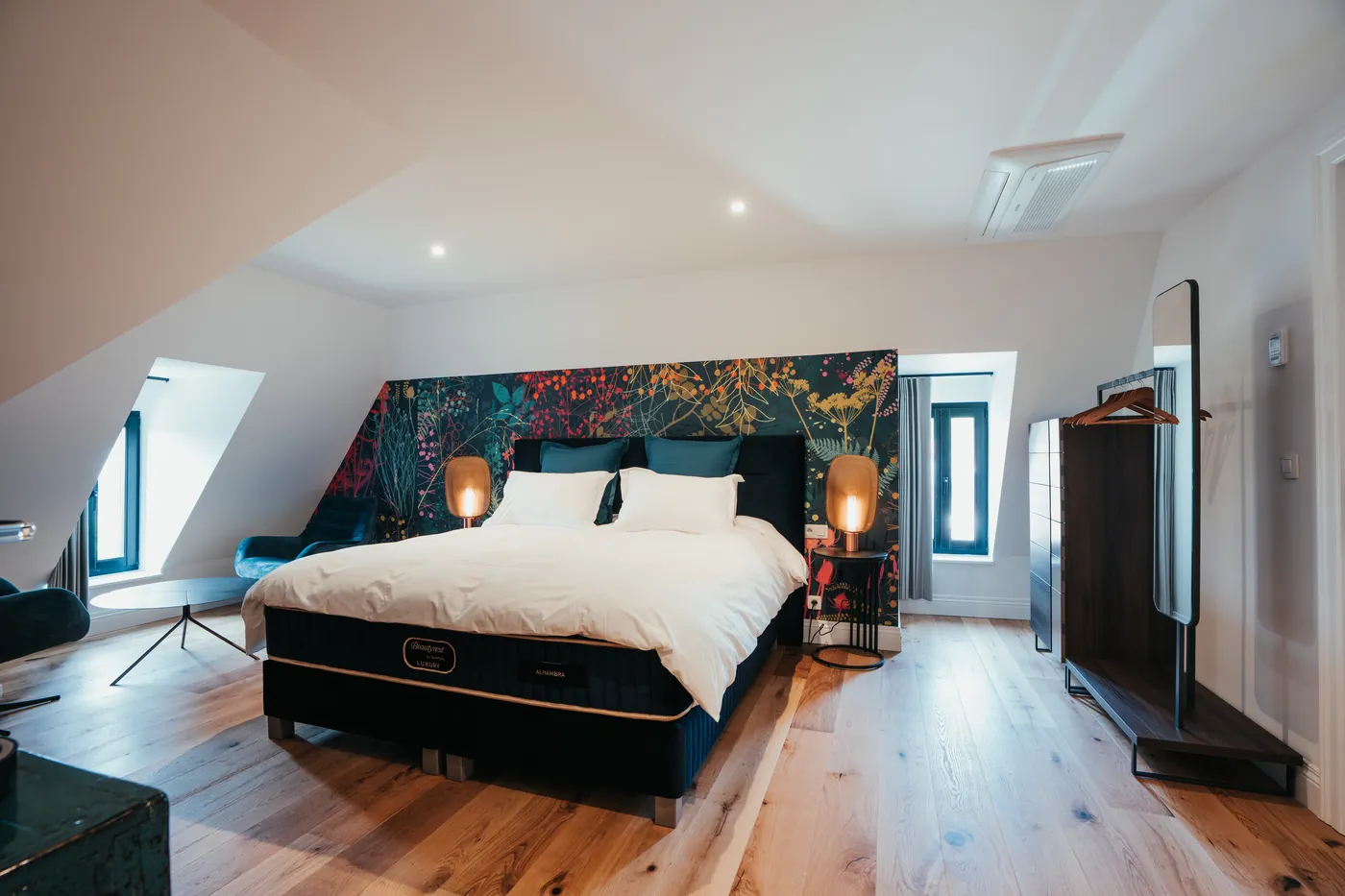 Suite Elite — bain balnéo et lit king-size, Hôtel Casino Elite