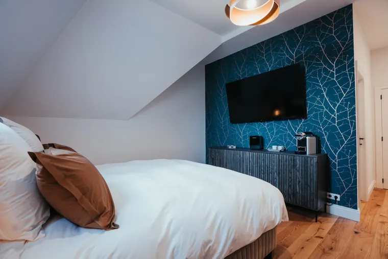 Chambre Tradition — mur bleu à fines branches, profondeur jusqu'au couloir