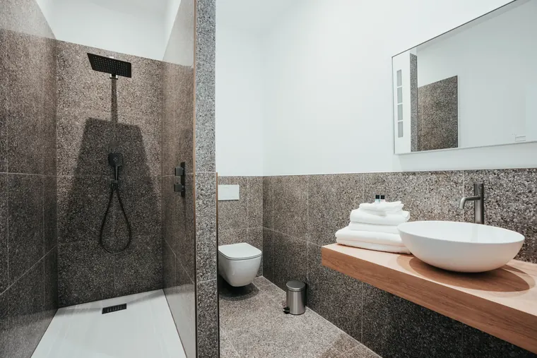 Chambre Tradition — salle de bain moderne en granito, douche à l'italienne pluie tropicale