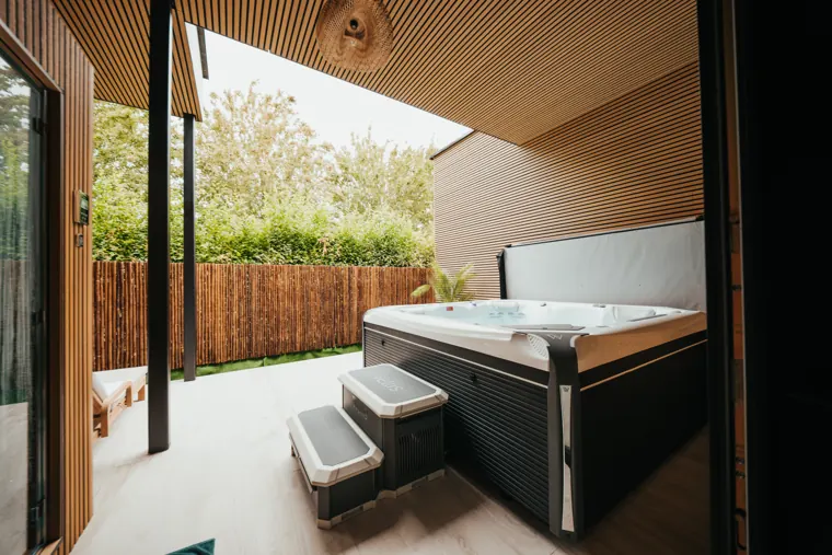 Bain à remous sur la terrasse privée du Spa Elite